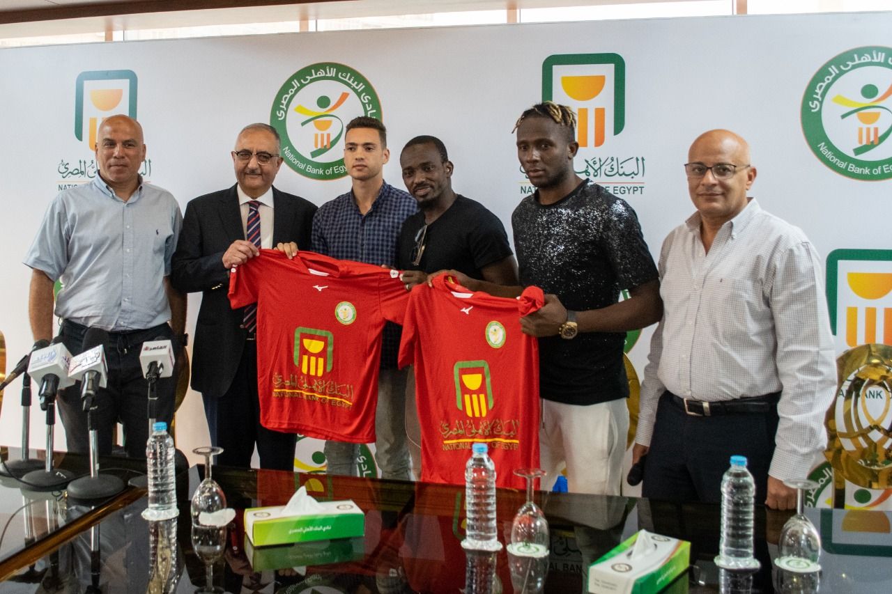 جانب من تقديم الصفقات الثلاث