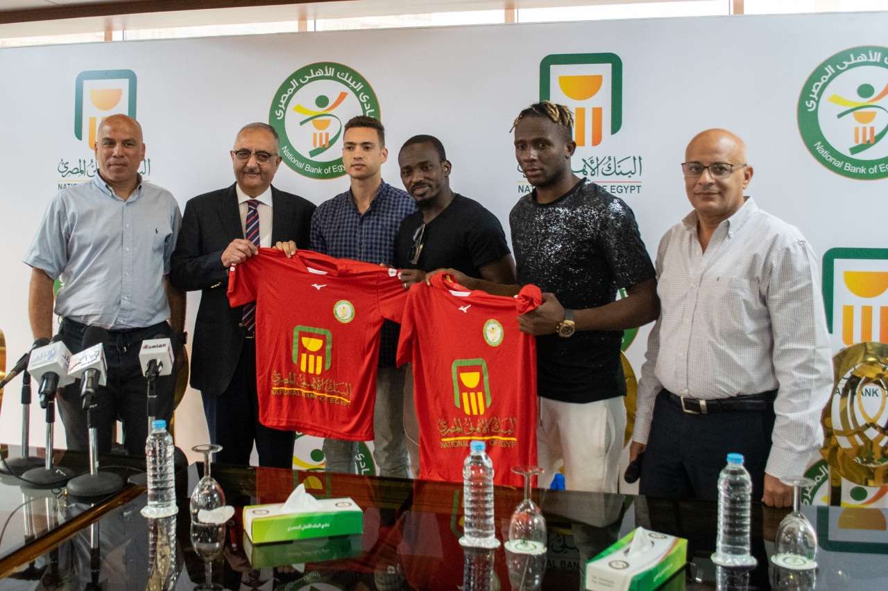 جانب من تقديم الصفقات الثلاث