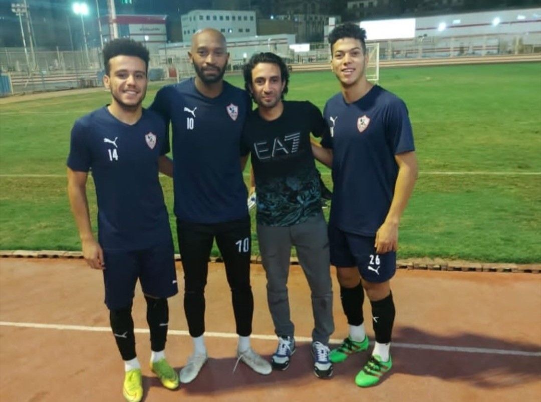 أيمن حفني مع لاعبي الزمالك في المران