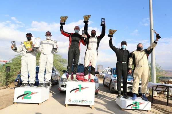 من تتويج الفائزين