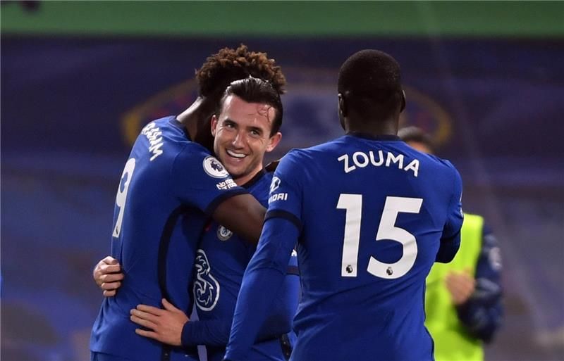 تشيلويل يحتفل مع زملائه