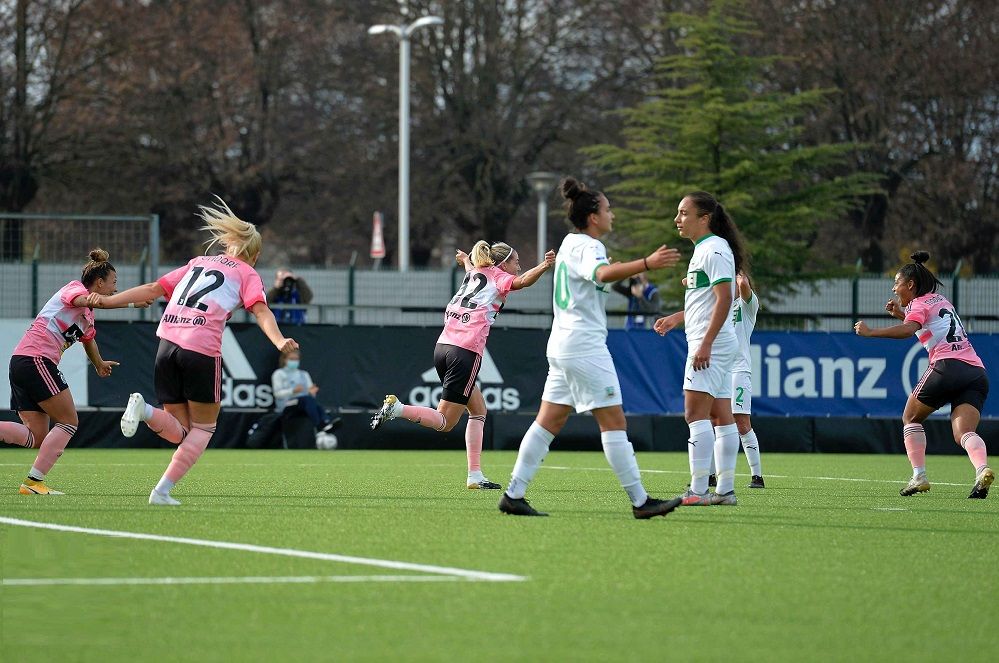 لاعبات يوفنتوس بعد التسجيل بمرمى ساسولو