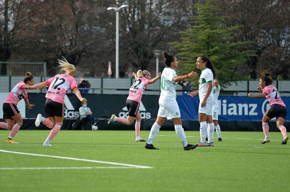 لاعبات يوفنتوس بعد التسجيل بمرمى ساسولو