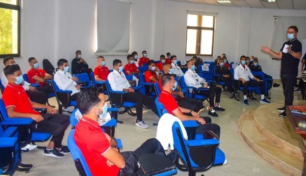 فيتال يتحدث للاعبين قبل المغادرة