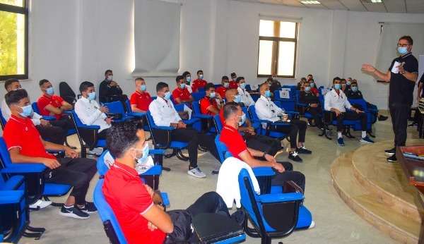 فيتال يتحدث للاعبين قبل المغادرة