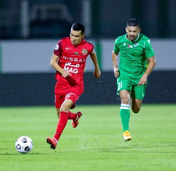 من مباراة شباب الأهلي وخورفكان