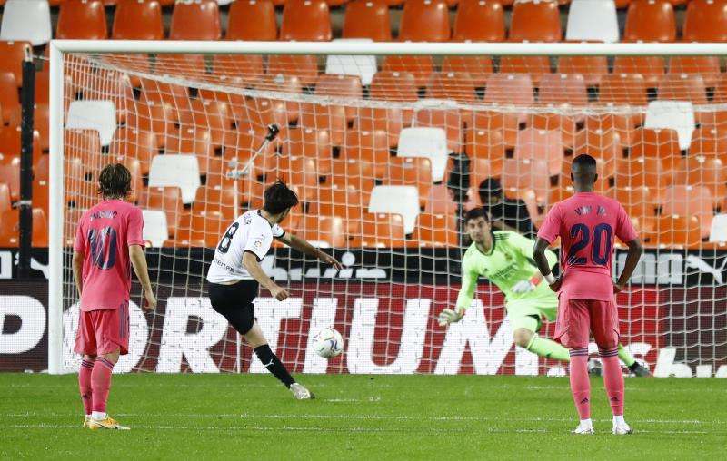 سولير يسدد إحدى ركلات الجزاء