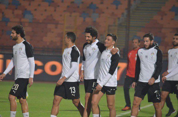 أحمد حجازي مع لاعبي منتخب مصر