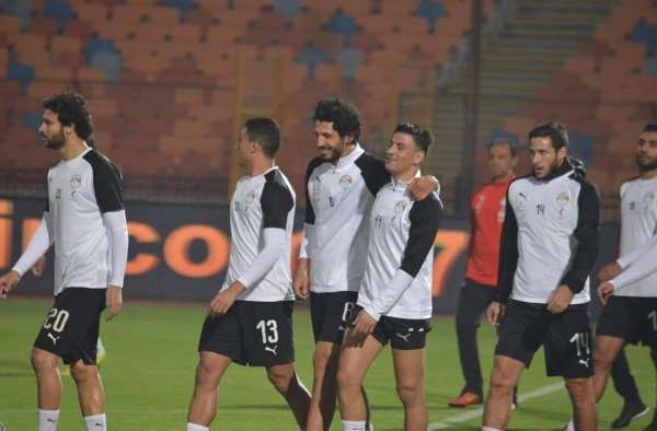 أحمد حجازي مع لاعبي منتخب مصر