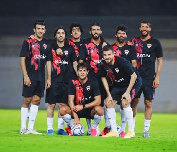 همام طارق مع لاعبي العراق
