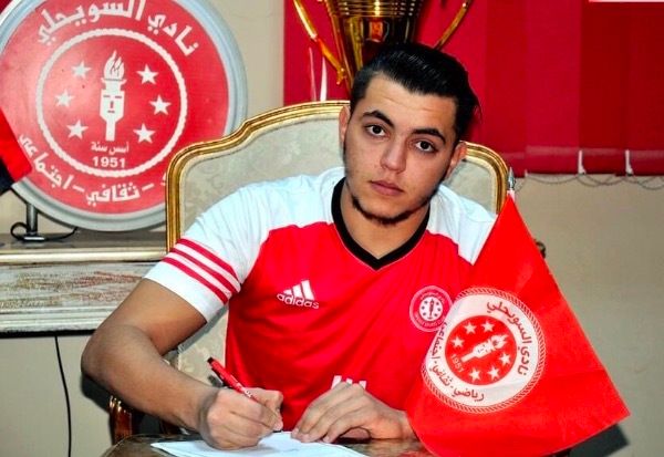 خلال توقيع العقود