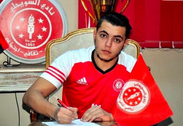 خلال توقيع العقود