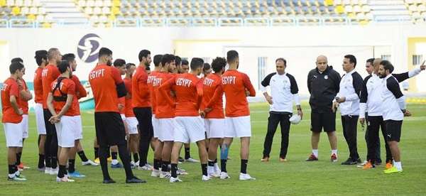 الجهاز الفني مع اللاعبين