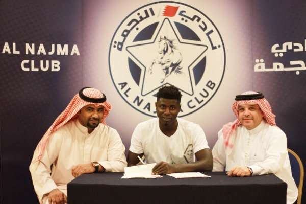 إيمانويل من توقيع العقد