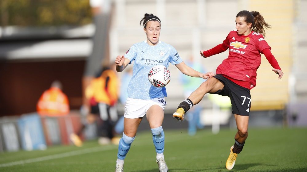 صراع كروي بين الأمريكية توبين هيث (يمين) والإنجليزية لوسي برونز