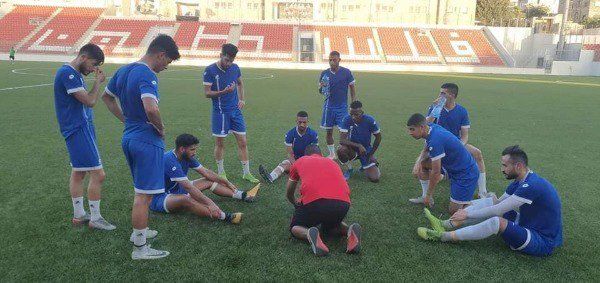 مدرب هلال القدس مع لاعبيه