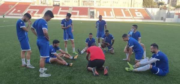 مدرب هلال القدس مع لاعبيه
