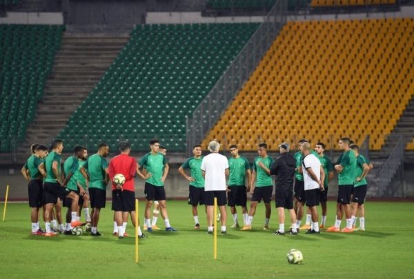 خليلوزيتش مع لاعبي منتخب المغرب