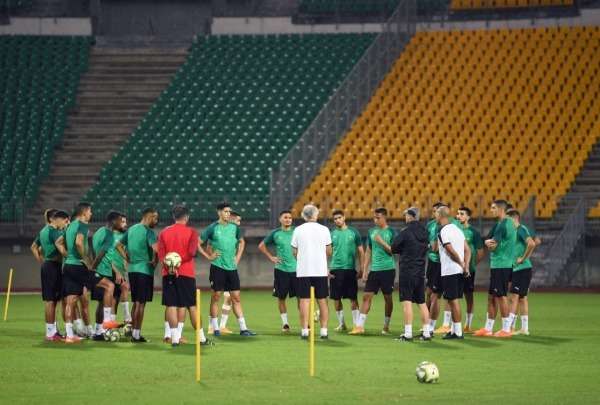 خليلوزيتش مع لاعبي منتخب المغرب