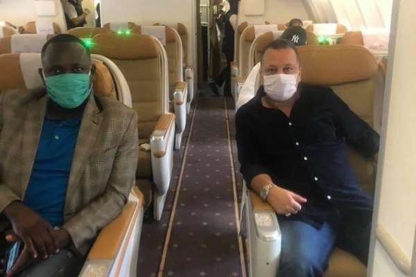 ساسي بوعون يستقبل بعثة الفريق الكاميروني