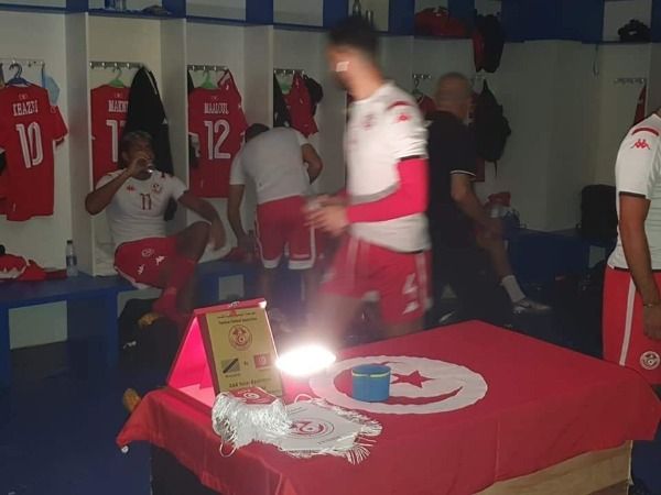 الهواتف تضيء غرفة ملابس منتخب تونس