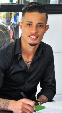 نوح السعداوي أثناء التوقيع