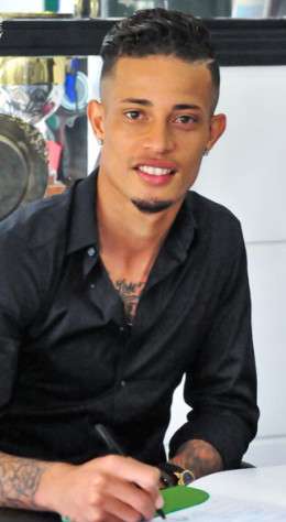 نوح السعداوي أثناء التوقيع