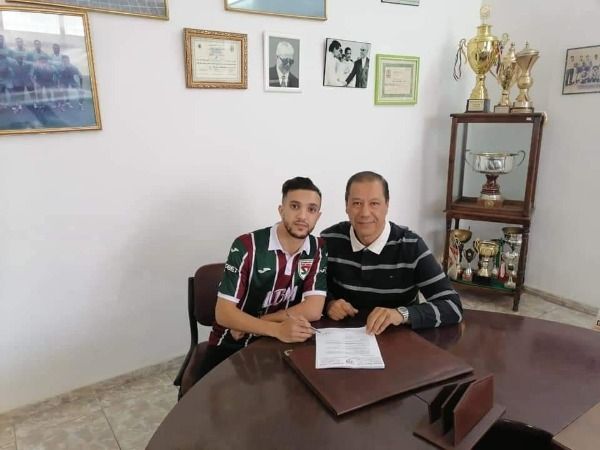 خلال توقيع العقود