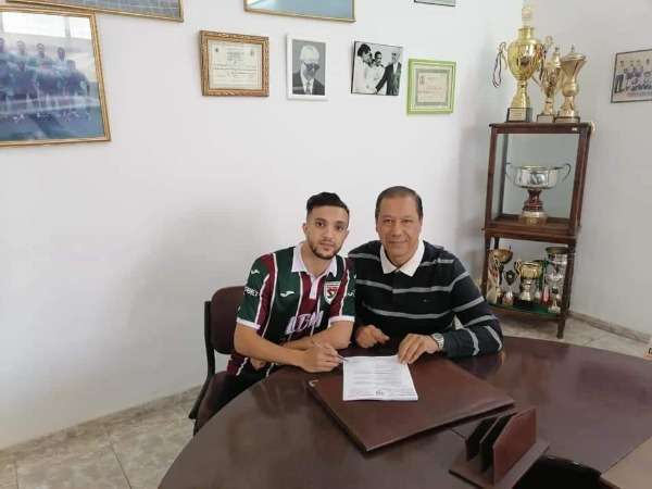 خلال توقيع العقود