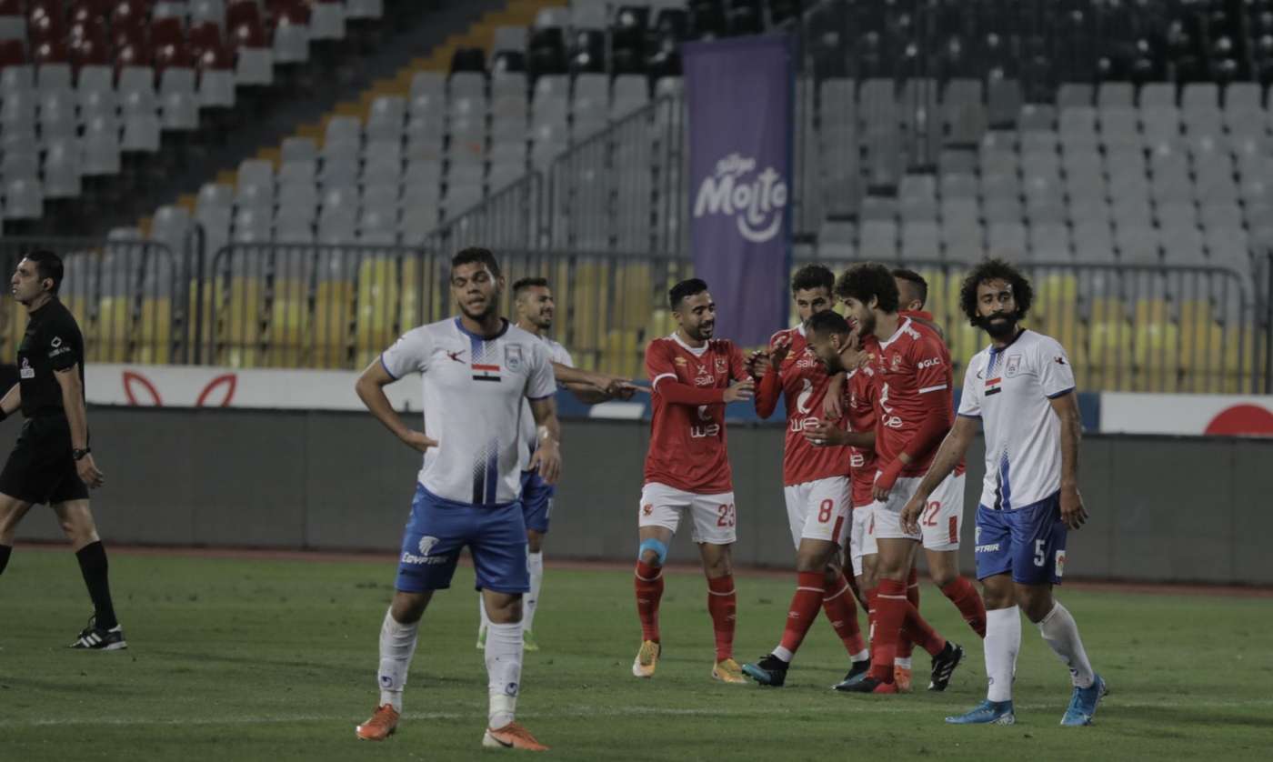 وليد سليمان يحتفل مع زملاءه