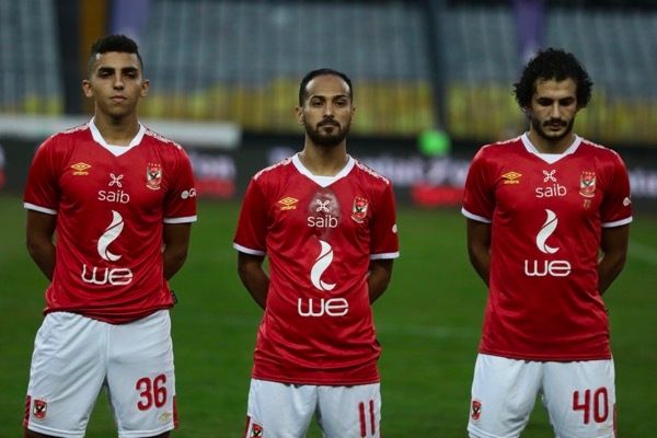 وليد سليمان (بالوسط)