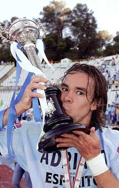 لاعب بورتو يحمل كاس البرتغال 