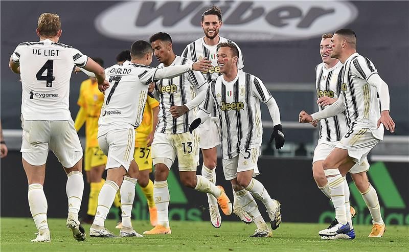 احتفال رونالدو مع اللاعبين