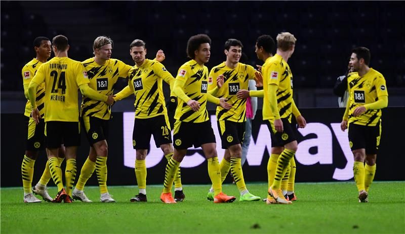 هالاند يحتفل مع زملائه