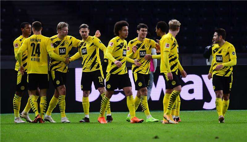 هالاند يحتفل مع زملائه