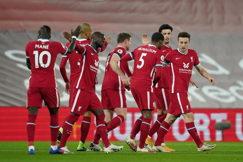 لاعبو ليفربول يحتفلون