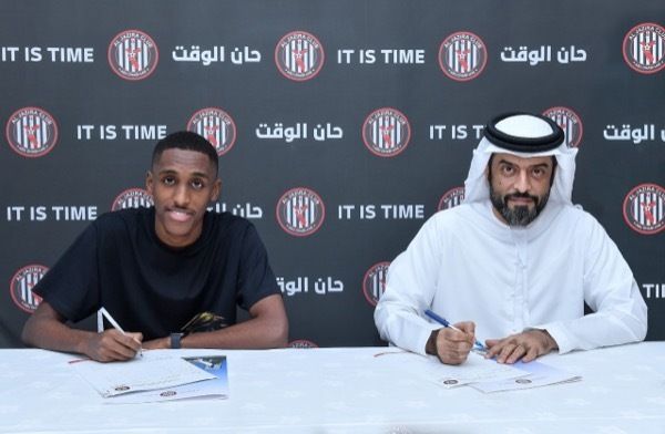 أثناء توقيع العقود