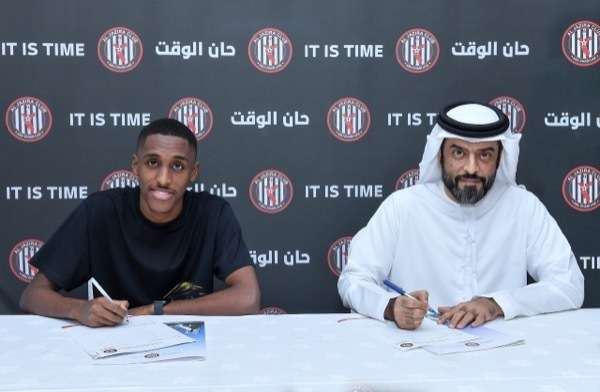 أثناء توقيع العقود