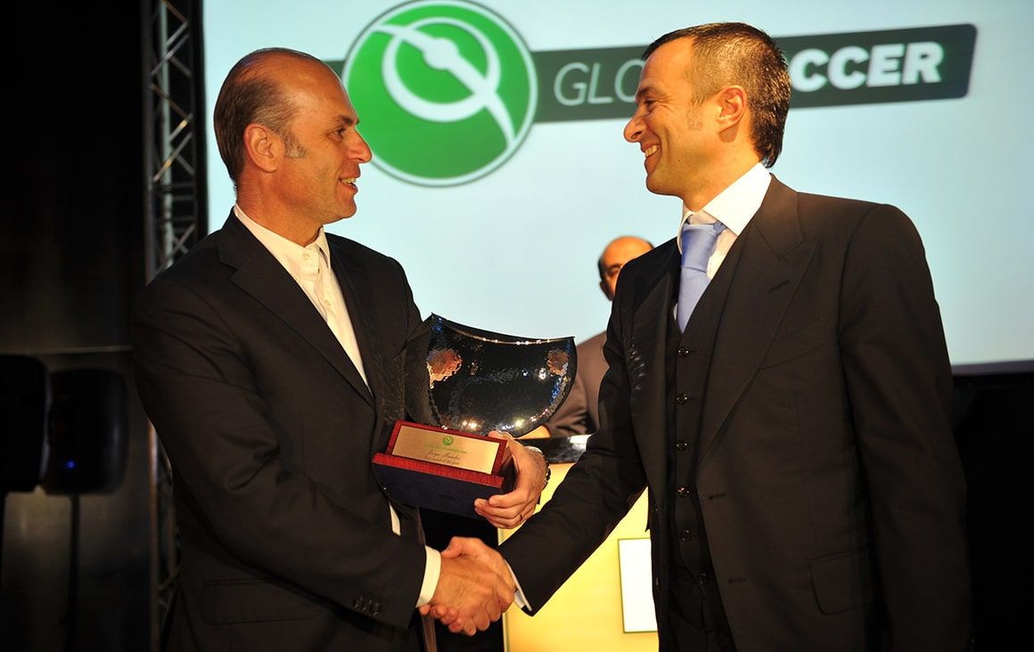 مينديز أثناء تسلم الجائزة