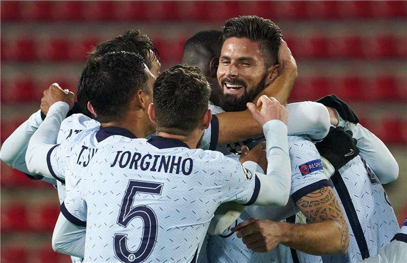 جيرو يتلقى التهنئة بهدفه القاتل