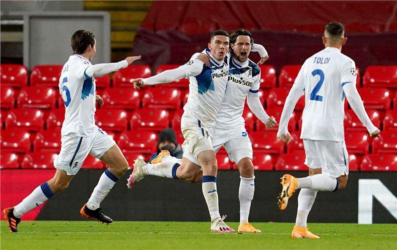 لاعبو أتالانتا يحتفلون