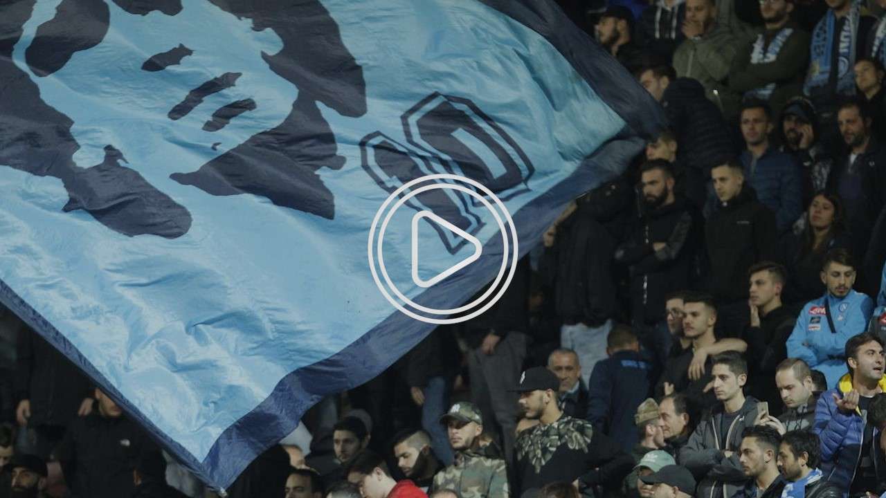 صورة مارادونا مع الجماهير