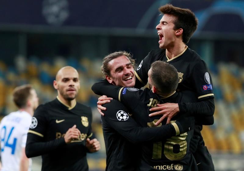 جريزمان مع لاعبي برشلونة