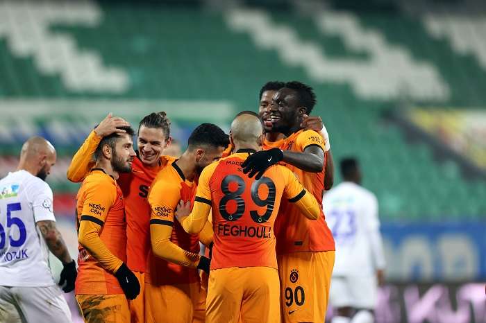 فرحة لاعبي جالطة سراي