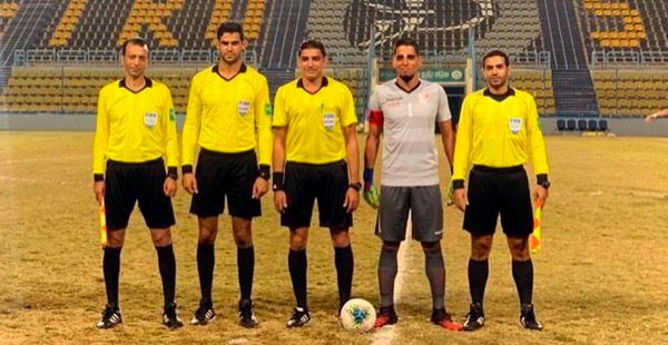 طاقم التحكيم وقائد الأهلي بنغازي