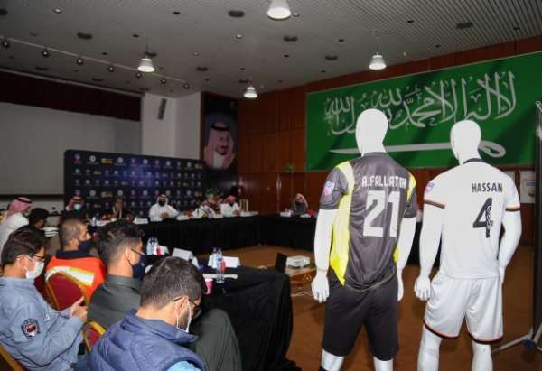 جانب من الاجتماع الفني للمباراة