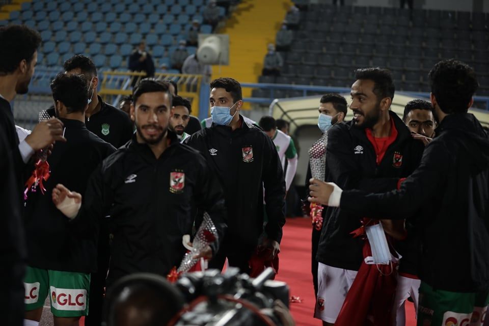 لاعبو الأهلي خلال الممر الشرفي
