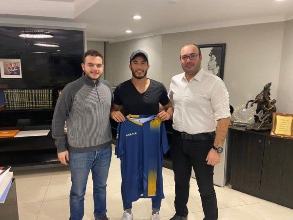 بعد توقيع العقود