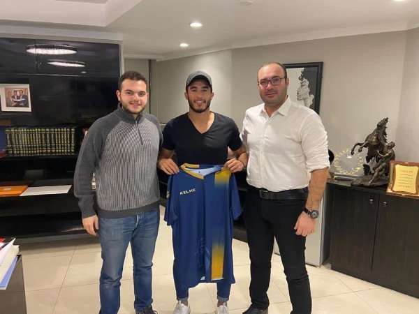 بعد توقيع العقود