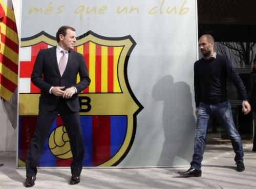 ساندرو روسيل رئيس نادي برشلونة الاسباني مع مدرب الفريق 